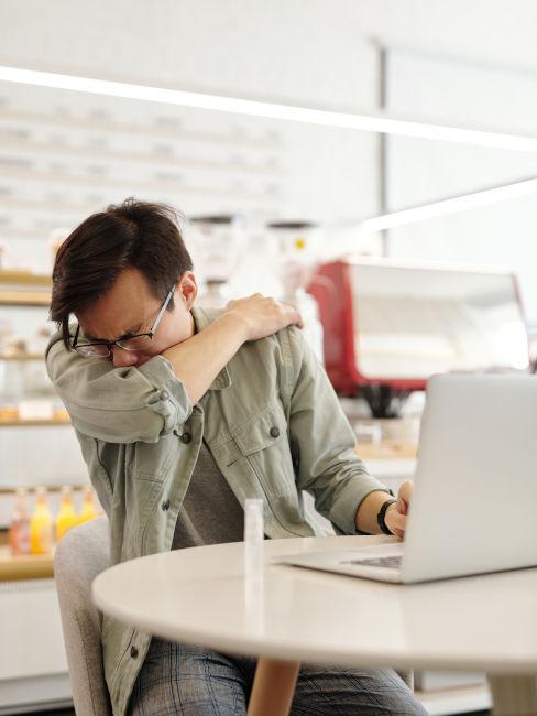 uomo al lavoro che starnutisce