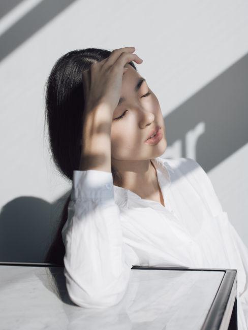 donna in camicia bianca