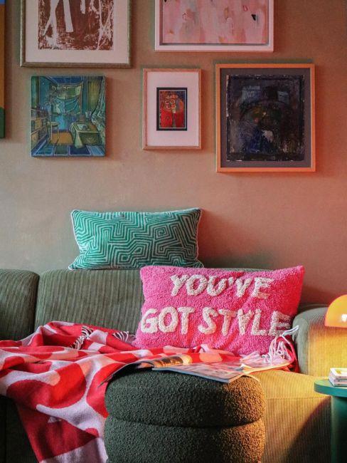 cuscino rosa con scritta su divano