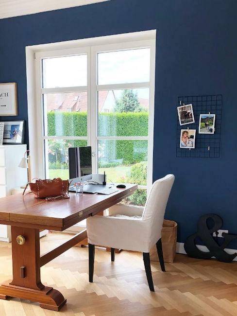Studio con pareti blu scuro