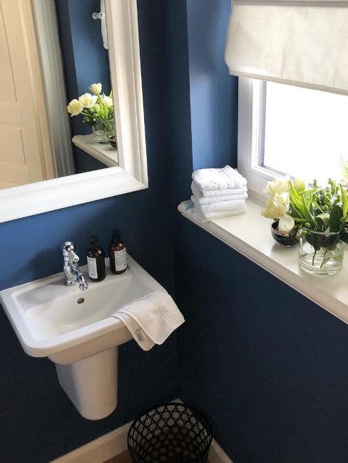 Pareti blu in bagno
