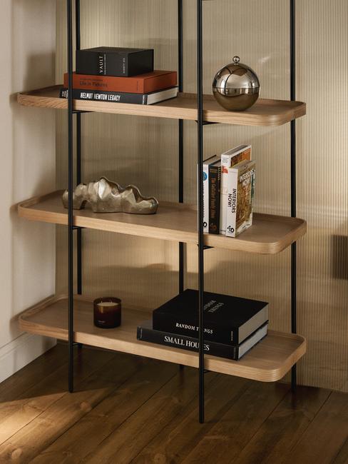 libreria in legno con decorazioni