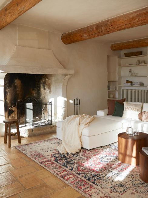 soggiorno rustico bianco con camino