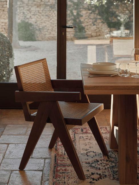 sala pranzo con pavimento in pietra e vetrata