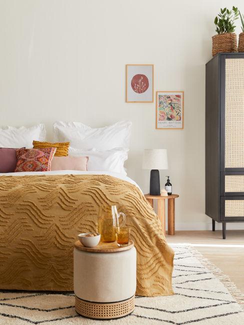 Camera da letto boho con pareti bianche