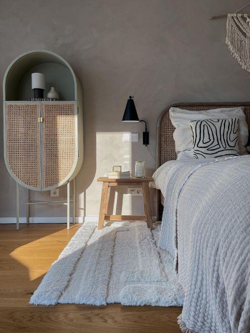 camera da letto con scendiletto bianco