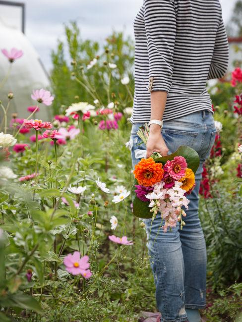 Ragazza con bouquet di fiori perenni