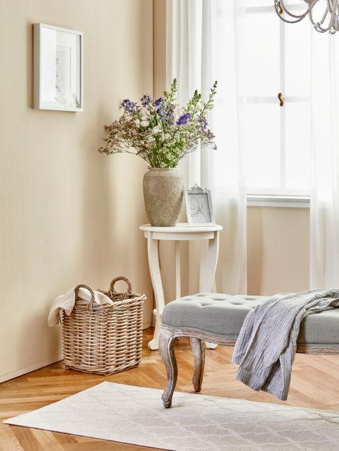 Vaso con fiori viola