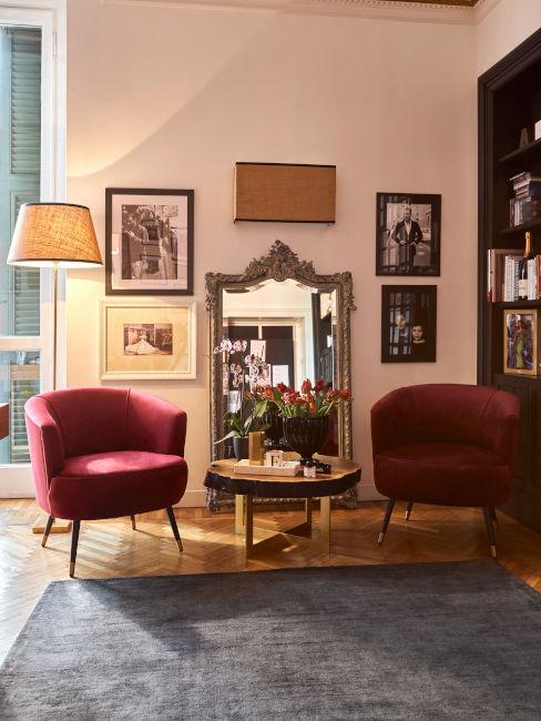 Angolo relax con poltroncine in velluto e specchio barocco
