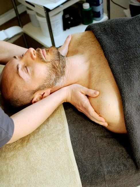 Uomo in un centro benessere