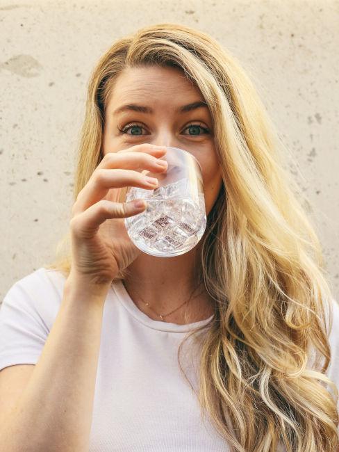 Ragazza che beve