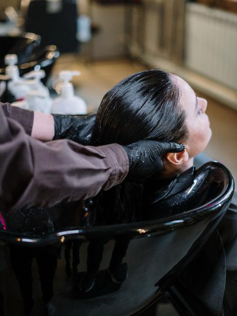 Parrucchiere che fa lo shampoo