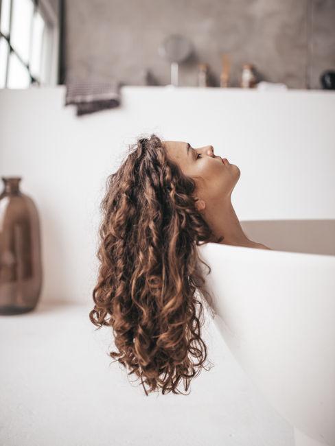 Donna con capelli ricci