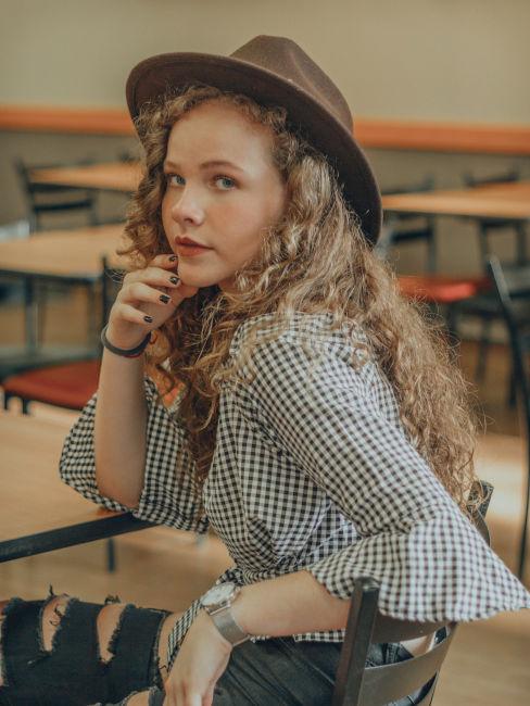 Ragazza dai capelli ricci con cappello
