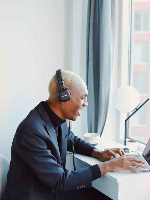 Ragazzo al computer con le cuffie