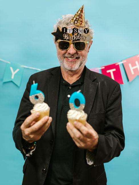 Uomo di 60 anni festeggia compleanno