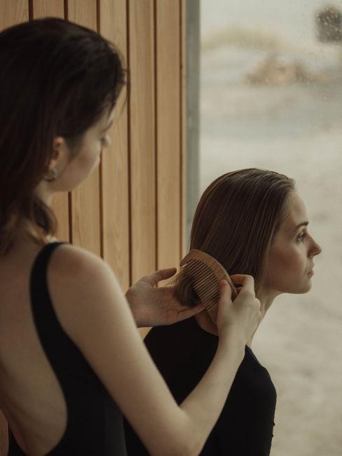 Ragazza che pettina i capelli