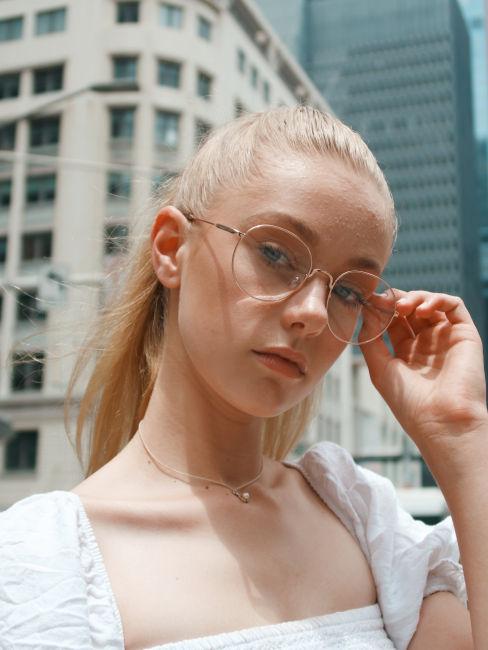 Ragazza bionda con occhiali