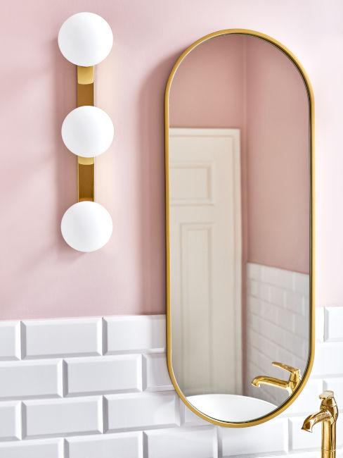 Bagno glamour con parete rosa e piastrelle bianche