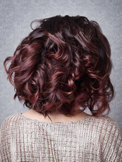 Capelli corti castano cioccolato con riflessi rossi