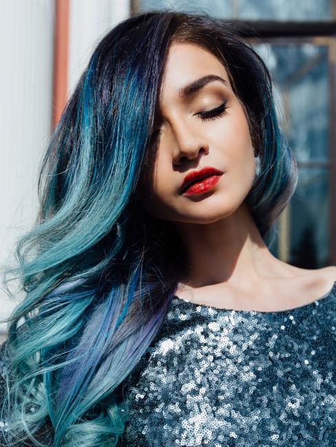 Capelli scuri con punte blu