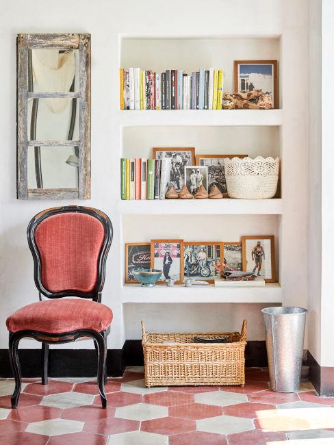 Nicchia libreria con sedia imbottita color salmone