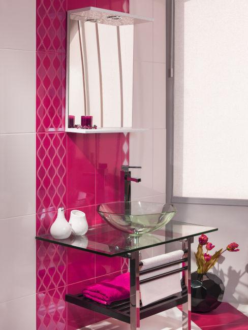 bagno con parete rosa