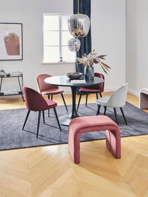 sala da pranzo con sedie rosa