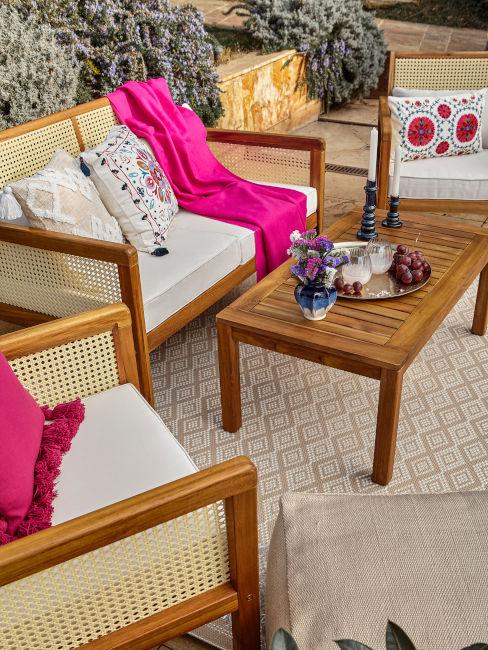 salotto da esterno con cuscini decorativi