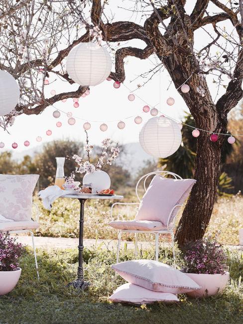 Albero in giardino con decorazioni