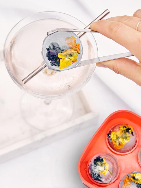 cocktail con cubetti di ghiaccio particolari