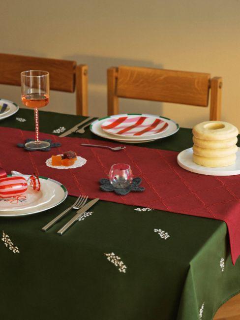 tavola natalizia con tovaglia verde