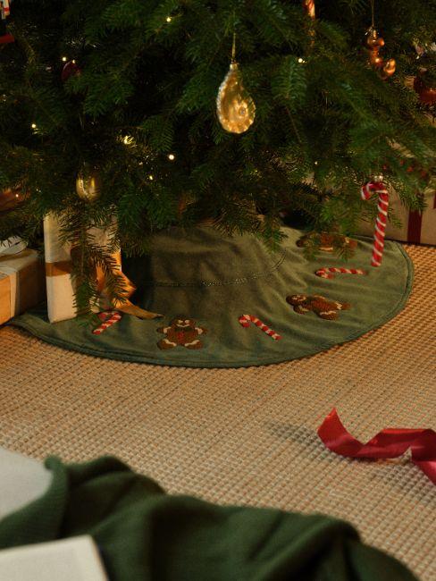 coprire la base dell'albero di natale