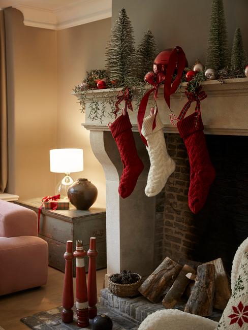 decorare il camino a natale