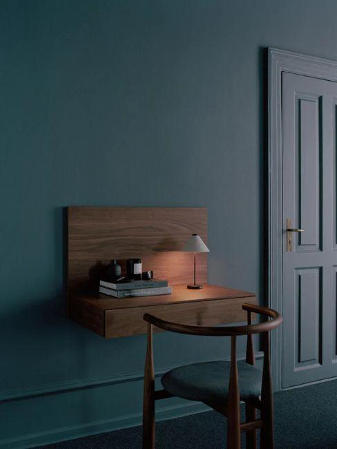 piccola scrivania a muro in corridoio