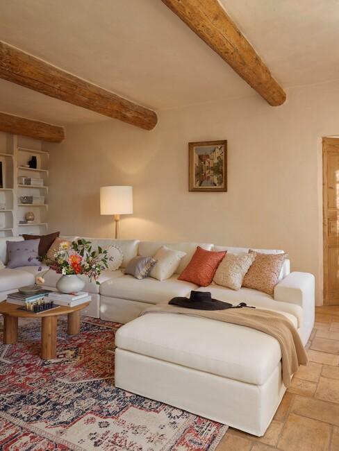 soggiorno bianco e terracotta