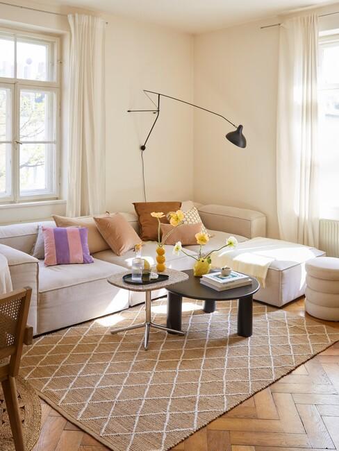 Tendenze autunno 2022 soggiorno con cuscini colorati