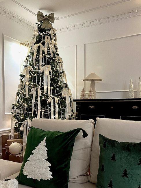 albero di natale con fiocchi argento