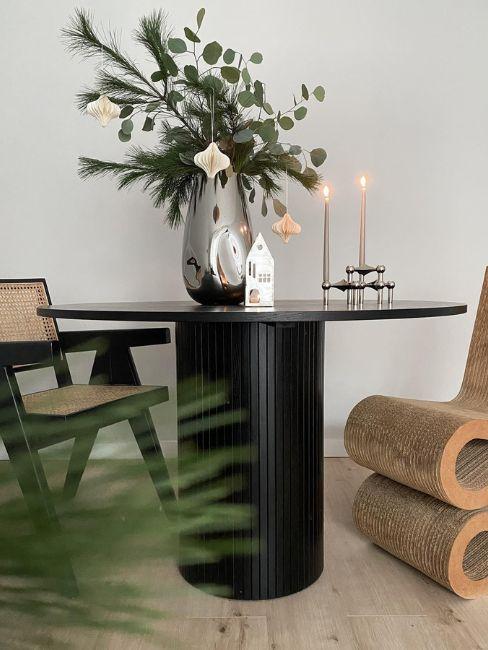 tavolo da pranzo con decorazioni