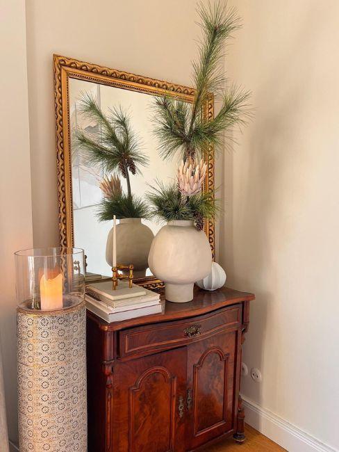 vaso con ramo di pino