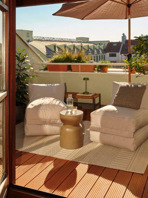 terrazzino piccolo con poltrone e ombrellone