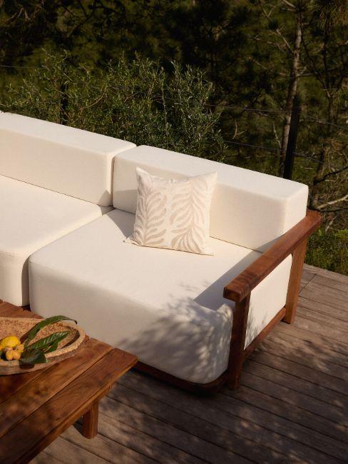 set giardino in legno e tessuto chiaro