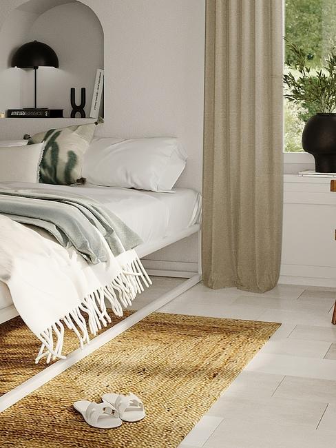 cuscini su letto in bianco e verde