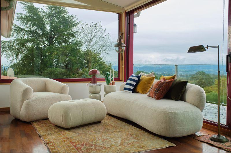 divano, poltrona e pouf bianchi