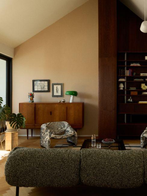 divano verde e poltrona fantasia