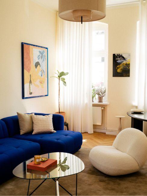 divano blu e poltrona bianca