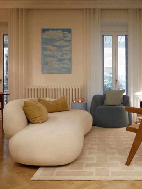 abbinare divano bianco e poltrona azzurra