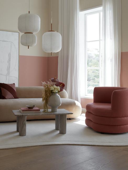 poltrona colorata rosa e divano bianco