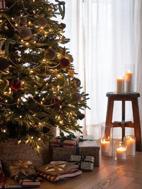 albero di natale con regali