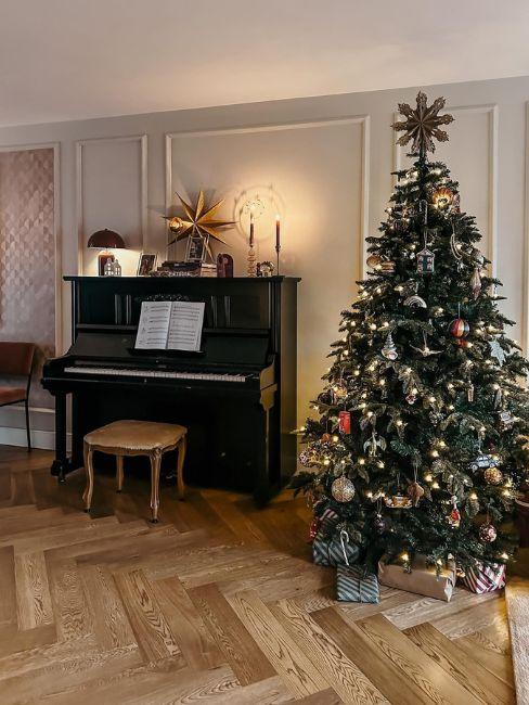 albero di natale con puntale